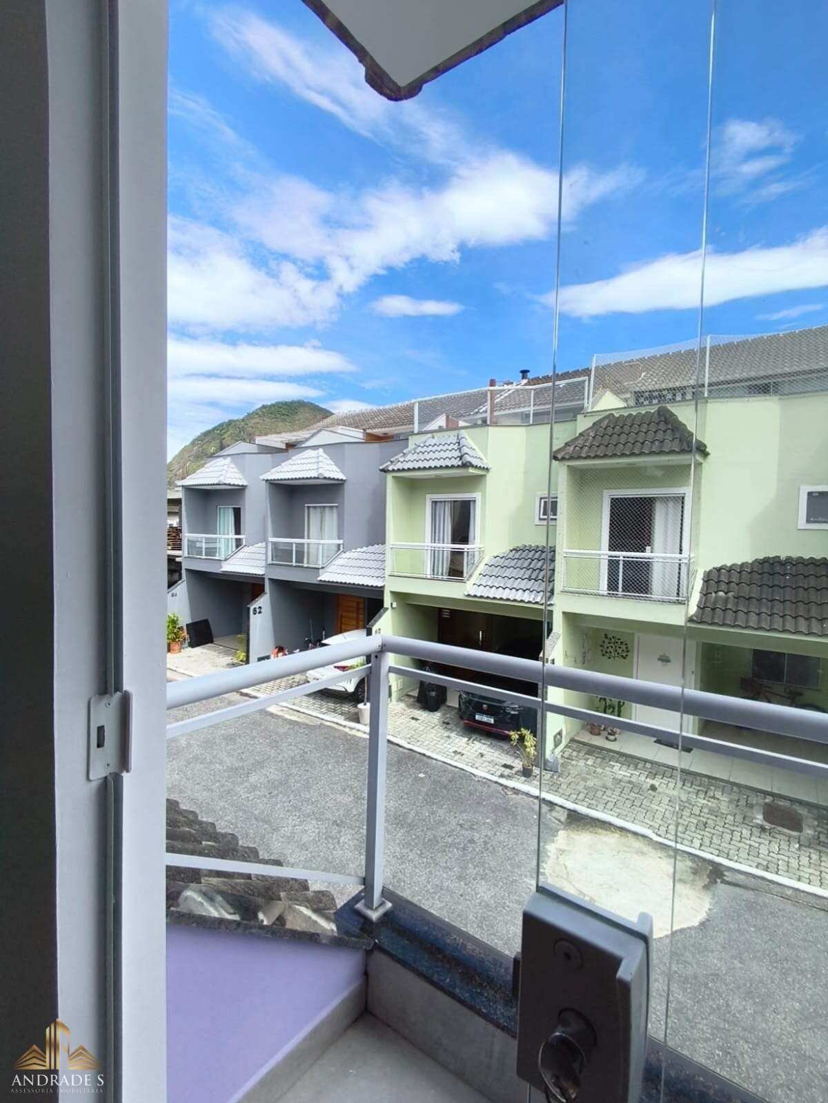 Alugo | Casa duplex | 3 quartos | 1 suíte | Vargem Pequena
