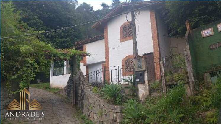 Casa com 388m² | 5 quartos | 3 vagas de garagens | Teresópolis