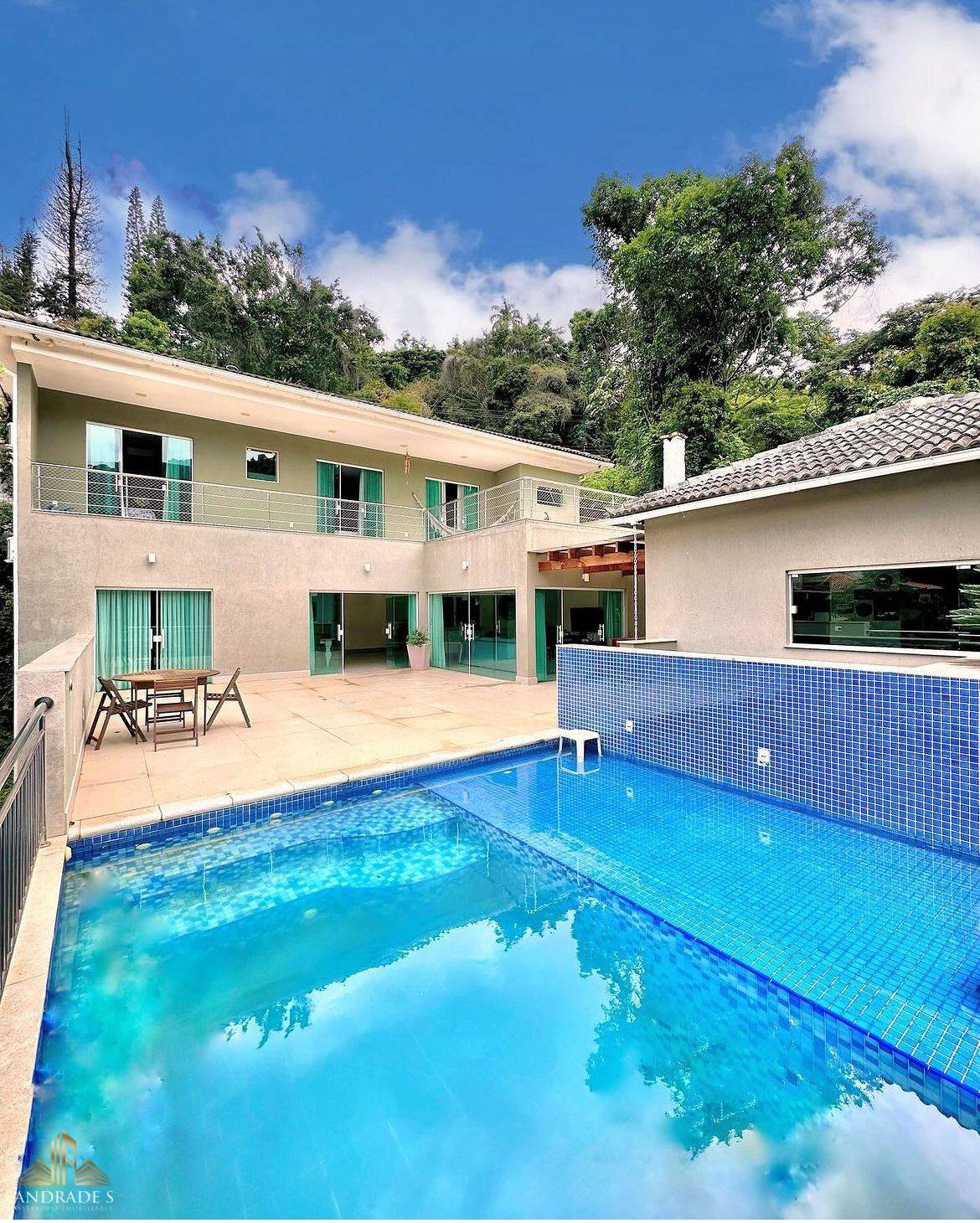 Casa com 5 quartos e lazer completo em Itaipava